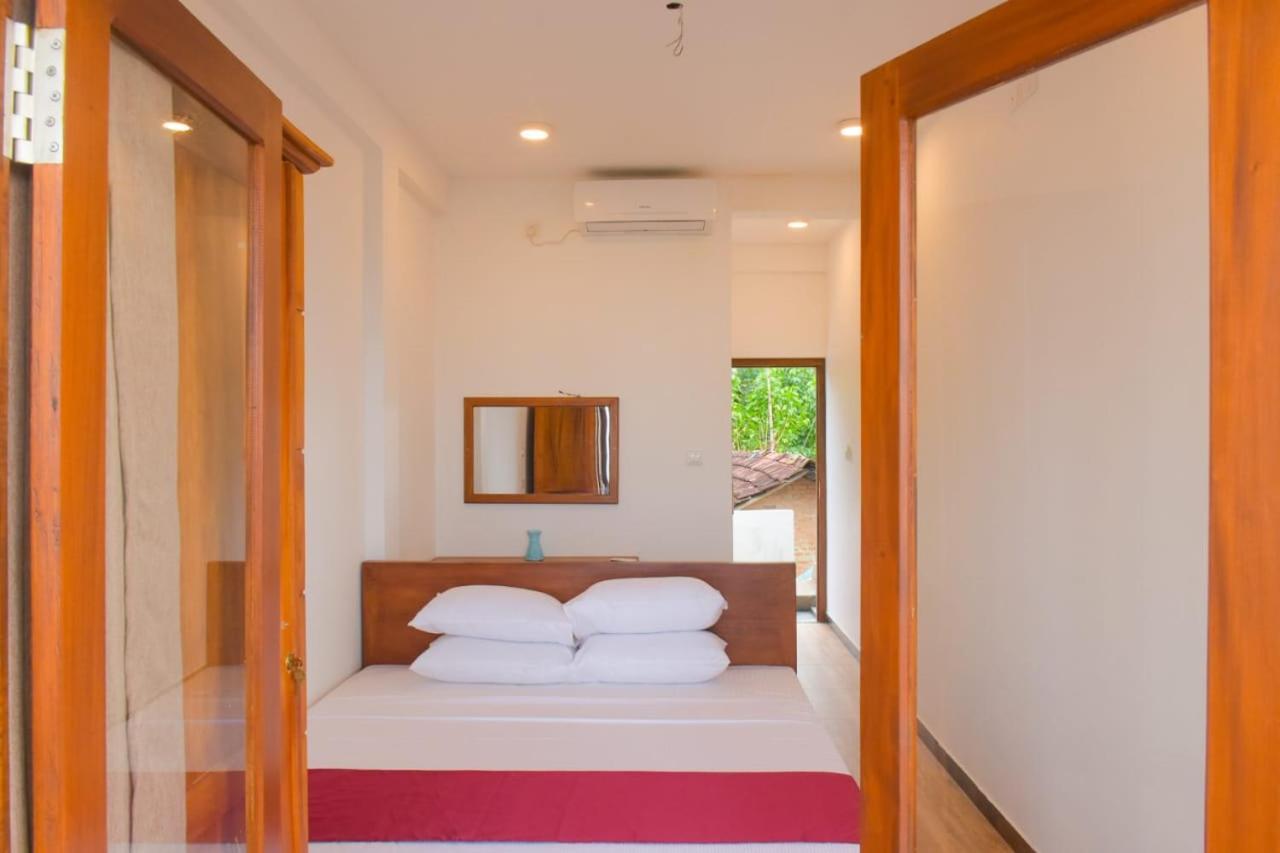 Ocean Breeze Villa Matara Room photo