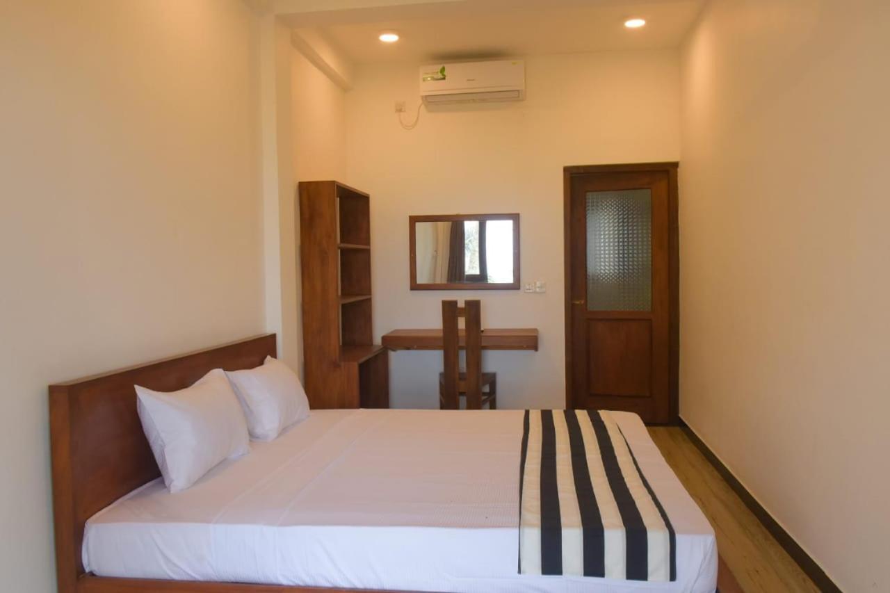 Ocean Breeze Villa Matara Room photo