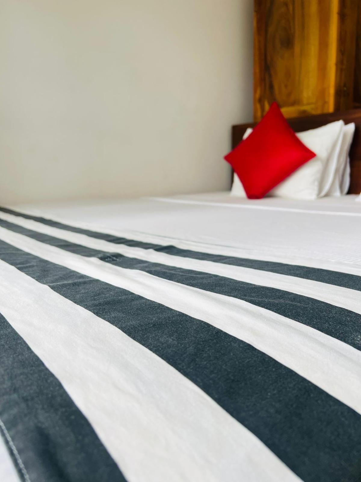 Ocean Breeze Villa Matara Room photo